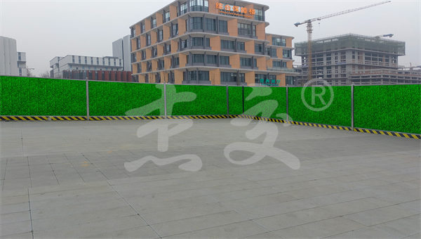围挡边缘锋利伤人？包边处理更安全(图1)